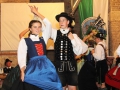 Gaujugendgruppe - sDirndl mitn roadn Miada 1