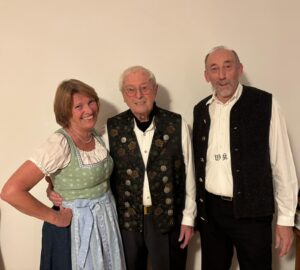 2. Gauvorständin Uschi Sieber, Jubilar Hans Schmid, Gaukassier Wolfgang Kurz