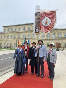 Vor der Veranstaltung auf dem roten Teppich eine Probe-Aufstellung der Standarte mit unserem 1. und 2. Gauvorstand.