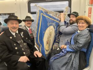 Standartenabordnung in der S-Bahn nach München